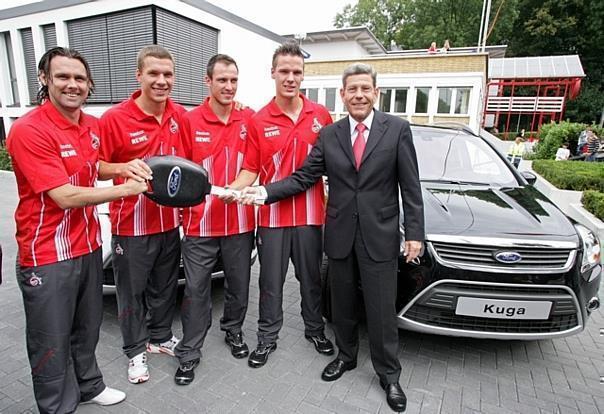 Ford macht den 1. FC Köln mobil: Die neuen Bundesligaspieler des Traditionsvereins - Maniche, Lukas Podolski, Sebastian Freis und Christopher Schorch (v. lks. n. r.) - erhielten ihre Dienstwagen von Ford-Deutschlandchef Bernhard Mattes. Foto: Ford-Werke